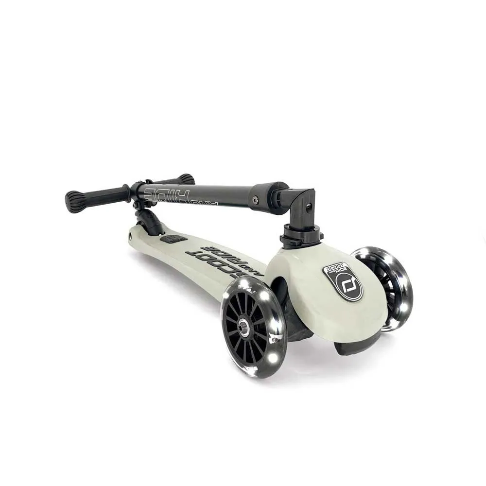 https://www.roshko.bg/media/catalog/product/cache/1/image/9df78eab33525d08d6e5fb8d27136e95/k/3/Scoot and Ride HIGHWAYKICK 3 LED сгъваема тротинетка със светещи колела - Ash 2.webp