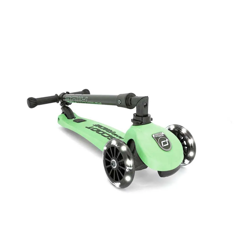 https://www.roshko.bg/media/catalog/product/cache/1/image/9df78eab33525d08d6e5fb8d27136e95/k/3/Scoot and Ride HIGHWAYKICK 3 LED сгъваема тротинетка със светещи колела - Kiwi 2.webp