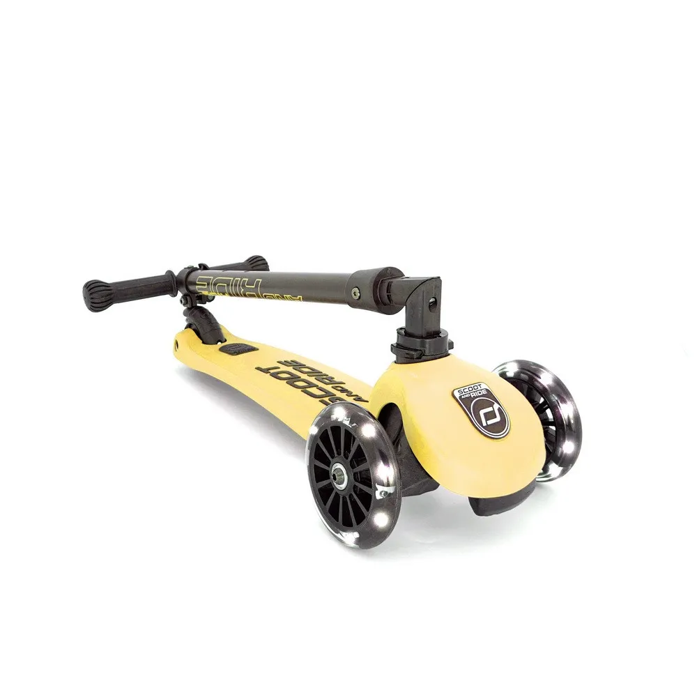 https://www.roshko.bg/media/catalog/product/cache/1/image/9df78eab33525d08d6e5fb8d27136e95/k/3/Scoot and Ride HIGHWAYKICK 3 LED сгъваема тротинетка със светещи колела - Lemon 2.webp