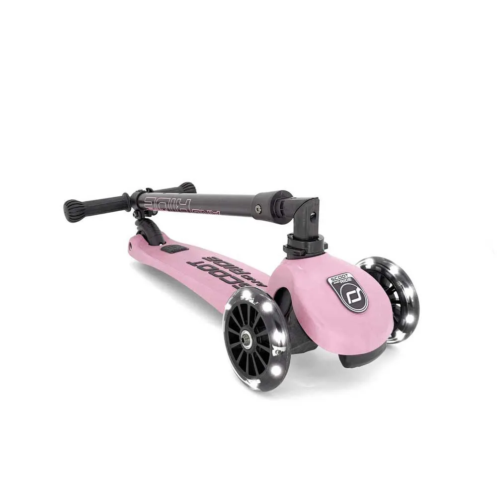 https://www.roshko.bg/media/catalog/product/cache/1/image/9df78eab33525d08d6e5fb8d27136e95/k/3/Scoot and Ride HIGHWAYKICK 3 LED сгъваема тротинетка със светещи колела - Rose 2.webp