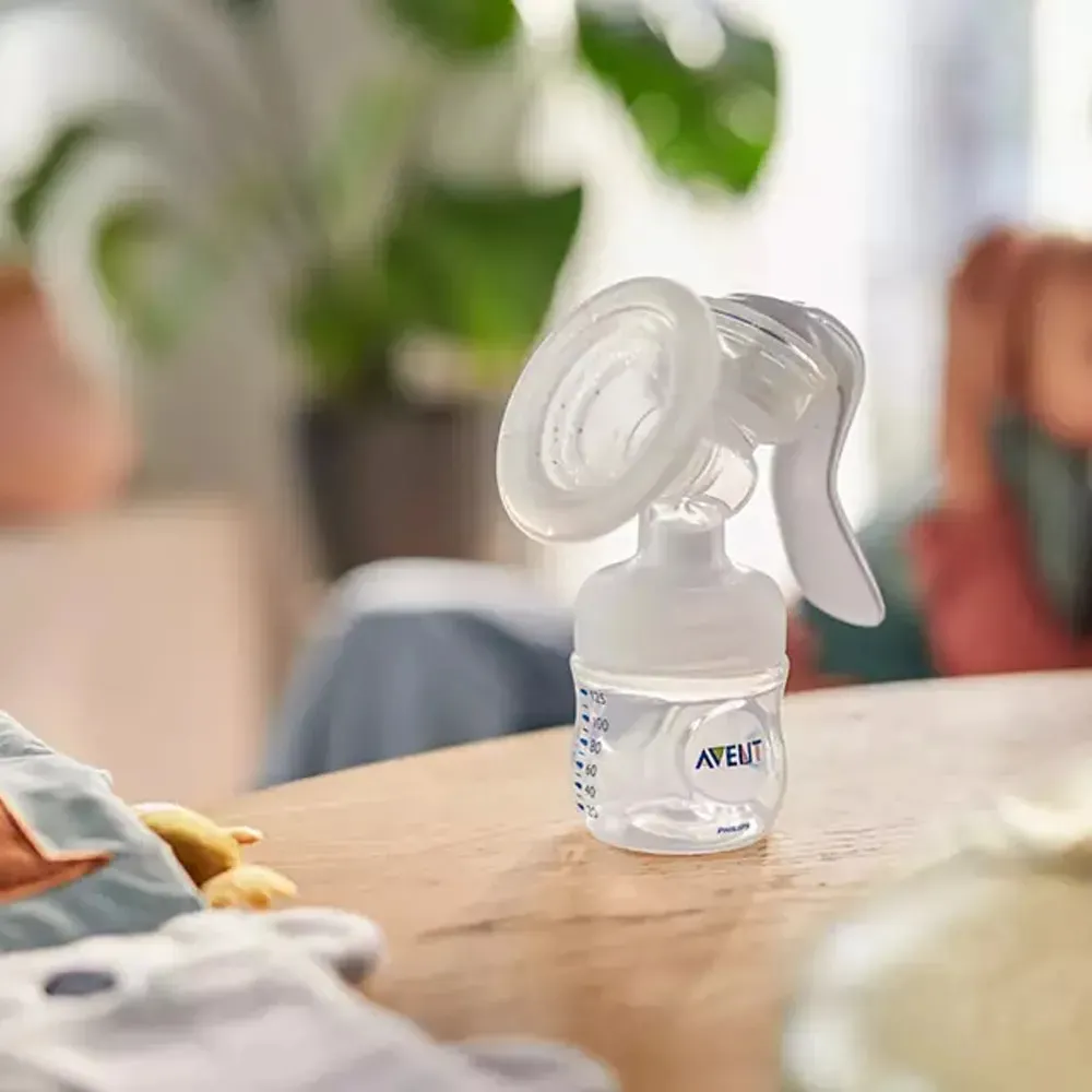 https://www.roshko.bg/media/catalog/product/cache/1/image/9df78eab33525d08d6e5fb8d27136e95/m/e/Philips AVENT Ръчна помпа за изцежане Natural Motion.webp