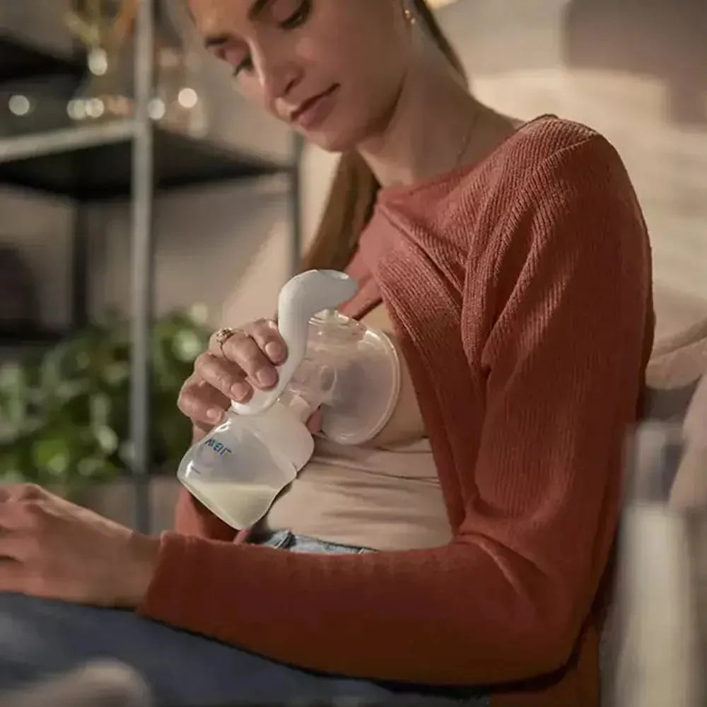 https://www.roshko.bg/media/catalog/product/cache/1/image/9df78eab33525d08d6e5fb8d27136e95/m/e/Philips AVENT Ръчна помпа за изцежане Natural Motion.webp
