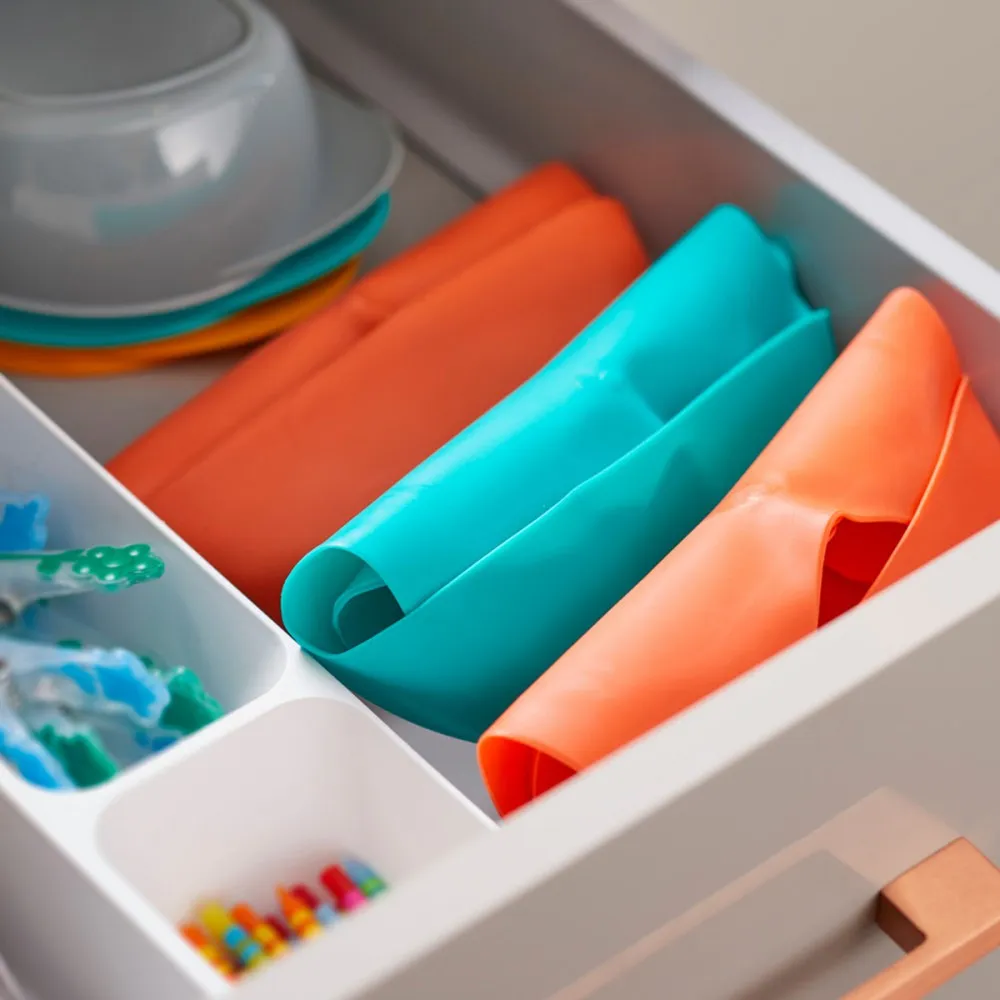https://www.roshko.bg/media/catalog/product/cache/1/image/9df78eab33525d08d6e5fb8d27136e95/m/e/Tommee Tippee Мек силиконов лигавник Roll n Go, тюркоаз.webp