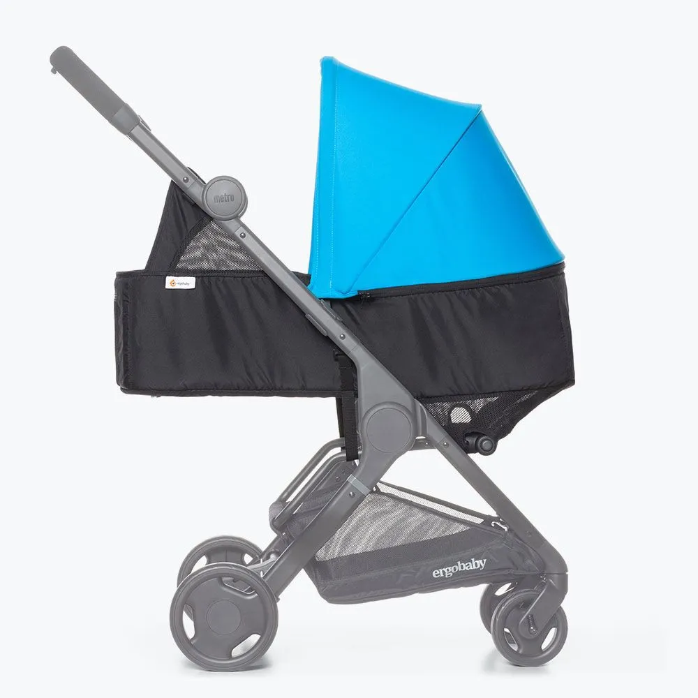 https://www.roshko.bg/media/catalog/product/cache/1/image/9df78eab33525d08d6e5fb8d27136e95/m/e/Ergobaby бебешка коликчка 2 в 1 Metro Compact City Stroller Blue 3.webp