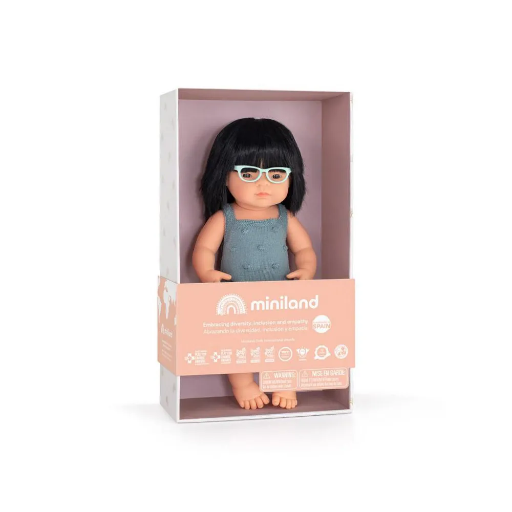 https://www.roshko.bg/media/catalog/product/cache/1/image/9df78eab33525d08d6e5fb8d27136e95/m/i/ момиче 38см с очила и син гащеризон Miniland 1.webp