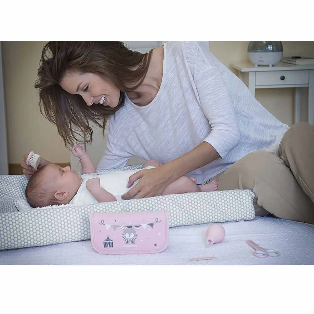 https://www.roshko.bg/media/catalog/product/cache/1/image/9df78eab33525d08d6e5fb8d27136e95/m/i/Miniland Baby Baby Kit хигиенен комплект с несесер 89125 5.webp