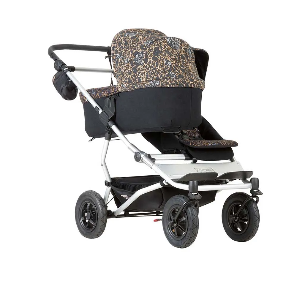https://www.roshko.bg/media/catalog/product/cache/1/image/9df78eab33525d08d6e5fb8d27136e95/m/o/Mountain Buggy бебешка количка за близнаци Year of Rooster 2.webp