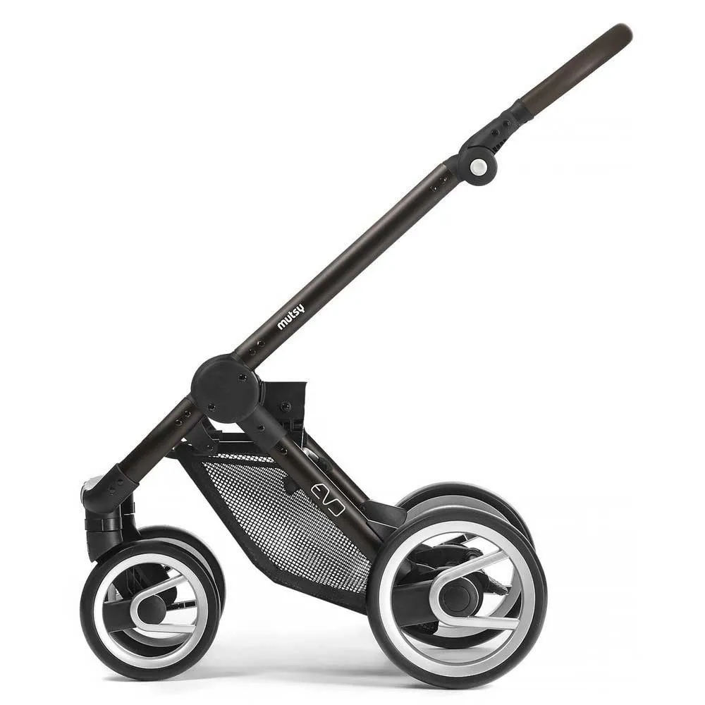 https://www.roshko.bg/media/catalog/product/cache/1/image/9df78eab33525d08d6e5fb8d27136e95/m/u/Mutsy Evo шаси за детска количка Farmer Black Brown 2018.webp