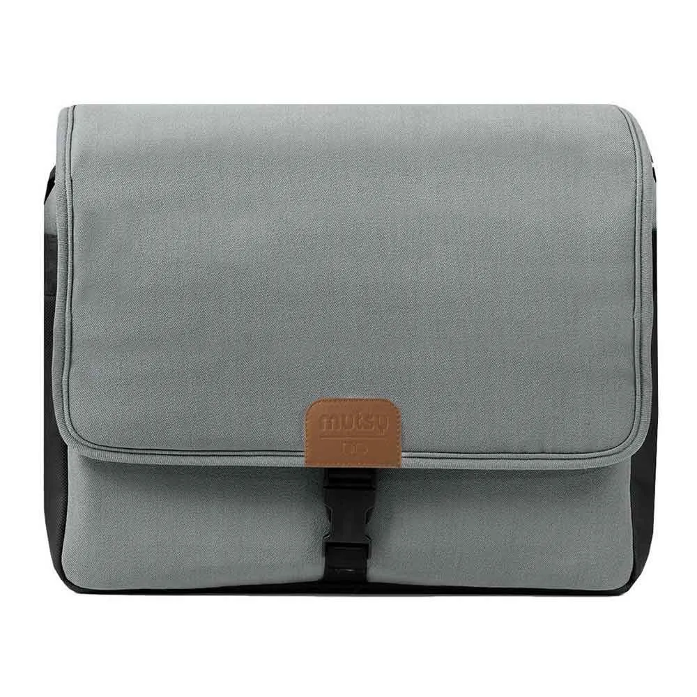 https://www.roshko.bg/media/catalog/product/cache/1/image/9df78eab33525d08d6e5fb8d27136e95/m/u/Mutsy Чанта за количка Nio Adventure Storm Grey 2018.webp