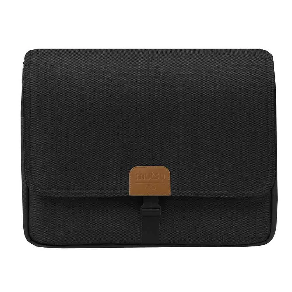 https://www.roshko.bg/media/catalog/product/cache/1/image/9df78eab33525d08d6e5fb8d27136e95/m/u/Mutsy Чанта за количка Nio North Black 2018.webp