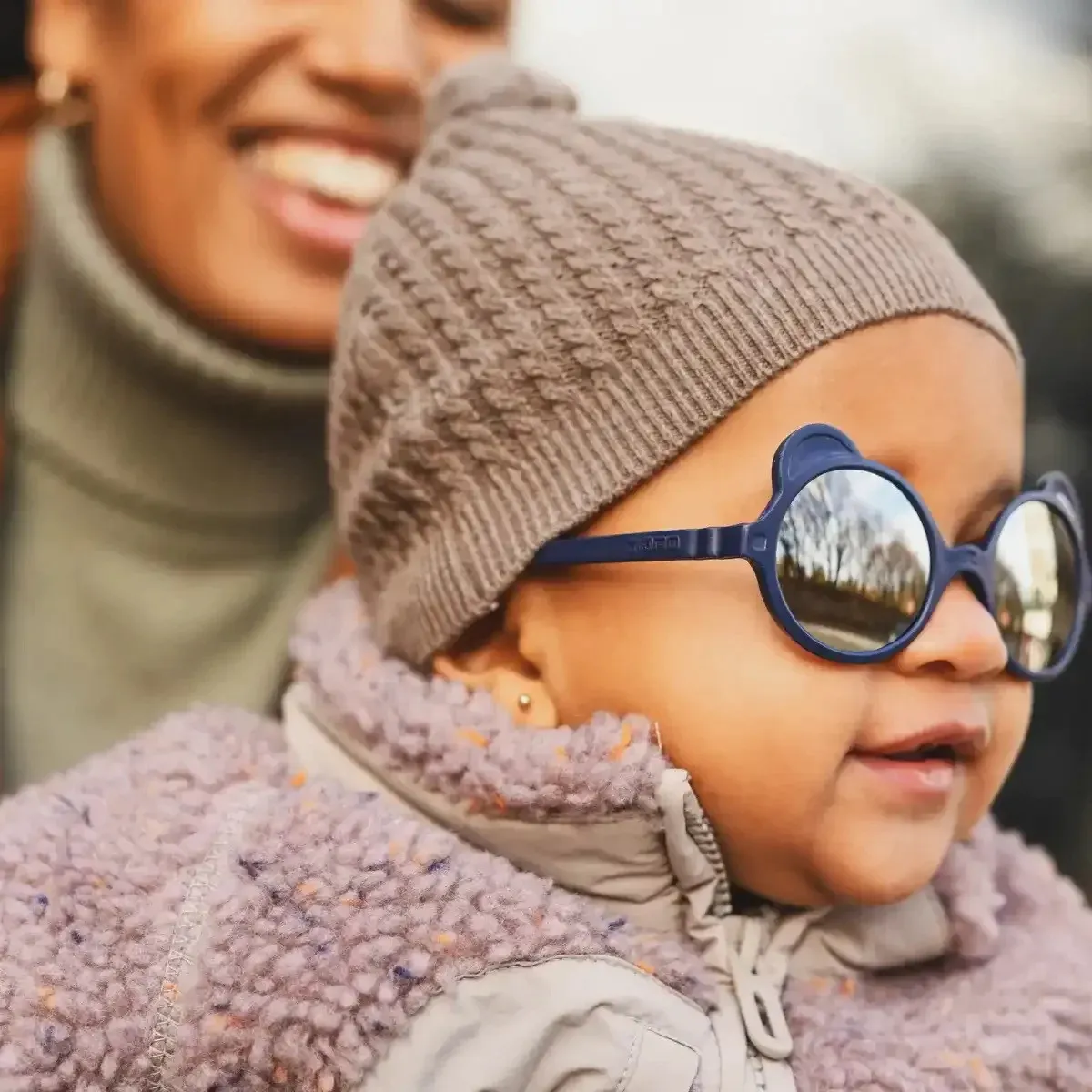 https://www.roshko.bg/media/catalog/product/cache/1/image/9df78eab33525d08d6e5fb8d27136e95/o/u/Ki ET LA OURSON детски слънчеви очила 2-4 Blue Elysee 2.webp