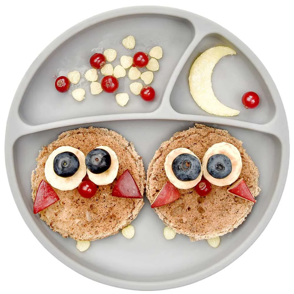 https://www.roshko.bg/media/catalog/product/cache/1/image/9df78eab33525d08d6e5fb8d27136e95/p/o/Minikoioi Portions силиконова чиния с вакуум - Grey 3.webp