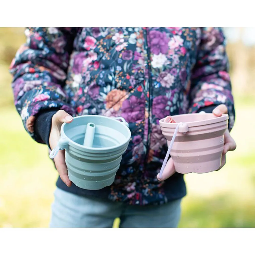 https://www.roshko.bg/media/catalog/product/cache/1/image/9df78eab33525d08d6e5fb8d27136e95/s/i/ кофичка за плаж и лопатка Scrunch Duck Egg Blue 3.webp