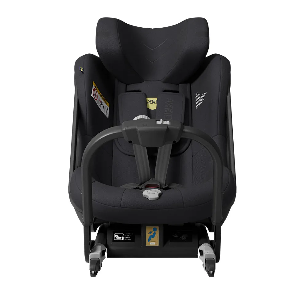 https://www.roshko.bg/media/catalog/product/cache/1/image/9df78eab33525d08d6e5fb8d27136e95/s/t/ за кола Axkid One 3, от 6 месеца до 7 години - Coastal Storm Black.webp