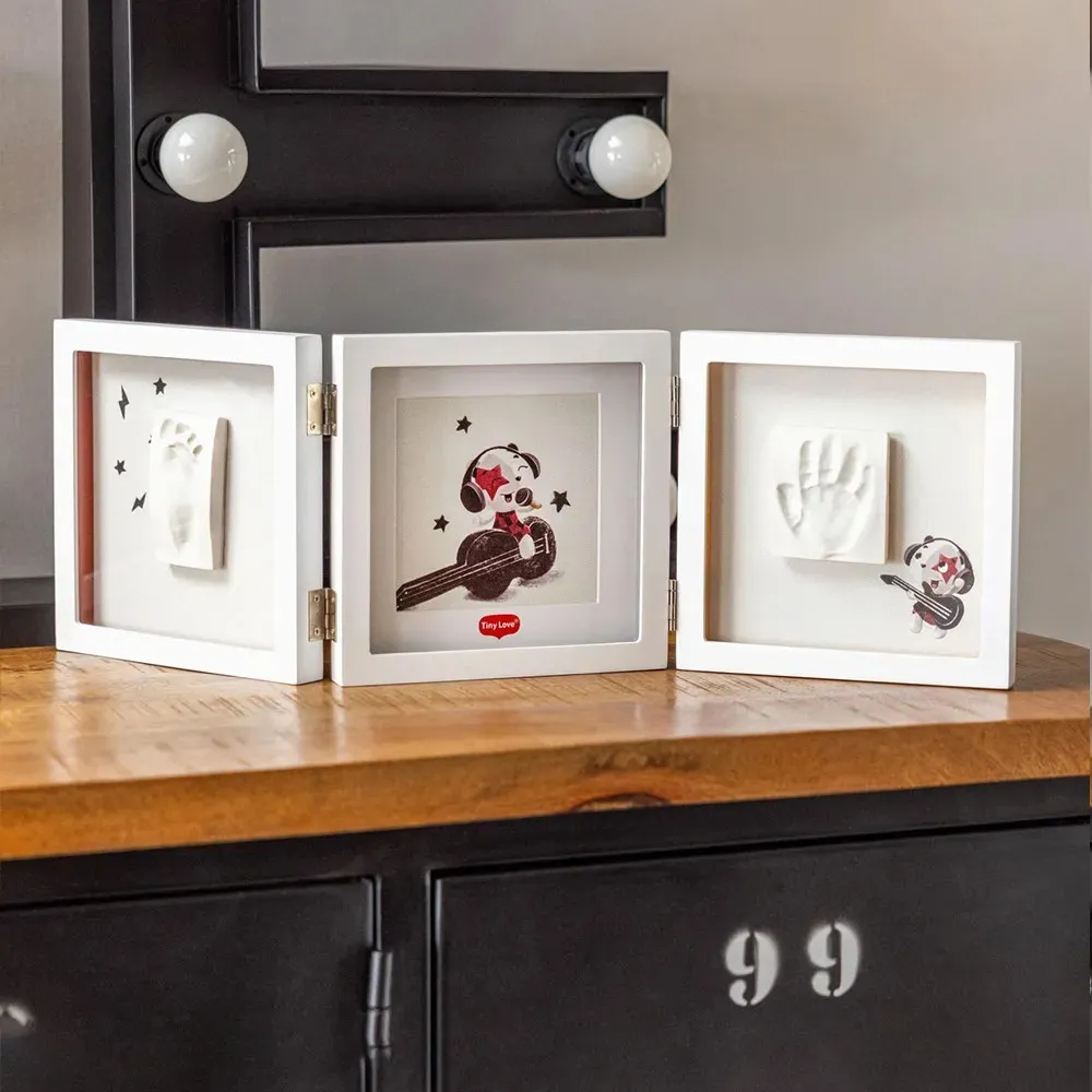 https://www.roshko.bg/media/catalog/product/cache/1/image/9df78eab33525d08d6e5fb8d27136e95/t/i/Tiny Love Рамка за 2 Отпечатъка и Снимка Tiny Creations.webp