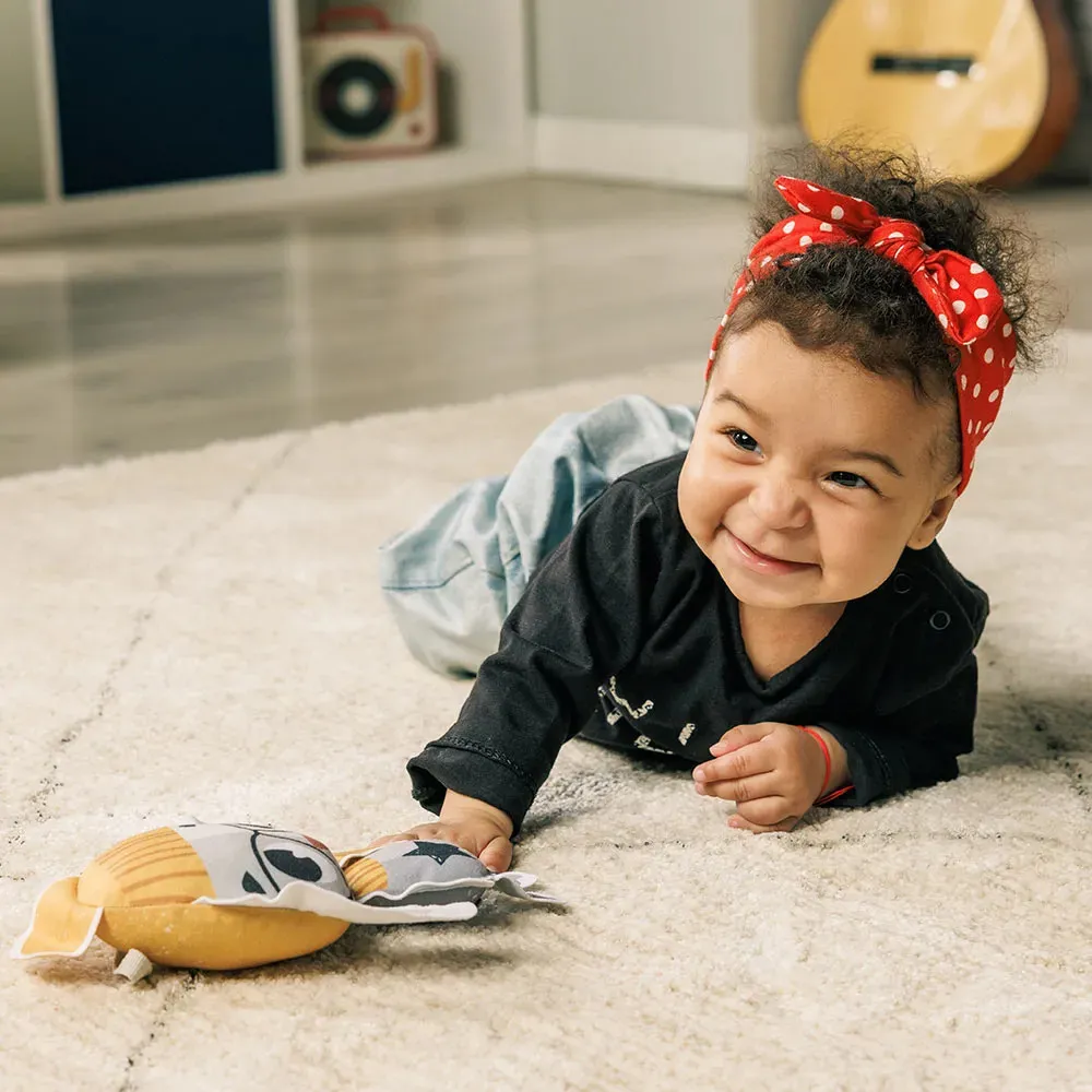 https://www.roshko.bg/media/catalog/product/cache/1/image/9df78eab33525d08d6e5fb8d27136e95/t/i/Tiny Love Мека текстилна бебешка Дрънкалка Заек от колекция Tiny Rockers.webp