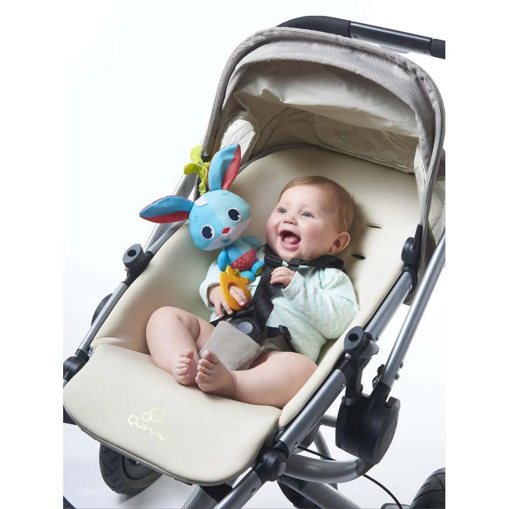 https://www.roshko.bg/media/catalog/product/cache/1/image/9df78eab33525d08d6e5fb8d27136e95/t/i/Tiny Love Meadow Days играчка за количка исичка Jitter Thomas Bunny- 0646 4.webp