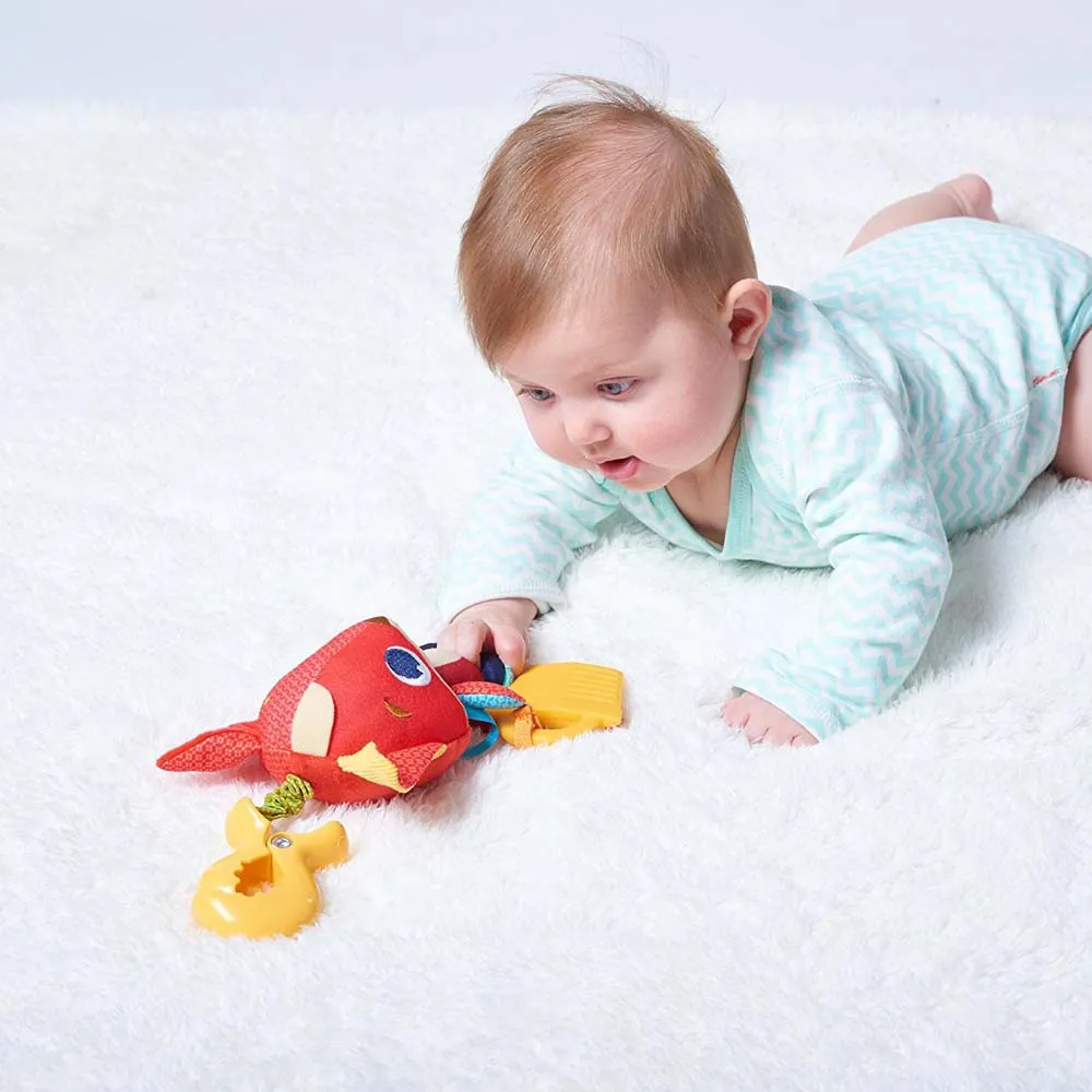 https://www.roshko.bg/media/catalog/product/cache/1/image/9df78eab33525d08d6e5fb8d27136e95/t/i/Tiny Love Meadow Days играчка за количка исичка Jitter Christophore Fox - 0647 3.webp