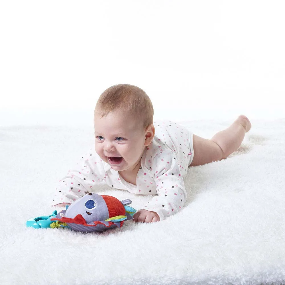 https://www.roshko.bg/media/catalog/product/cache/1/image/9df78eab33525d08d6e5fb8d27136e95/t/i/Tiny Love Meadow Days играчка за количка исичка Jitter Marie Jumpy - 0648 5.webp