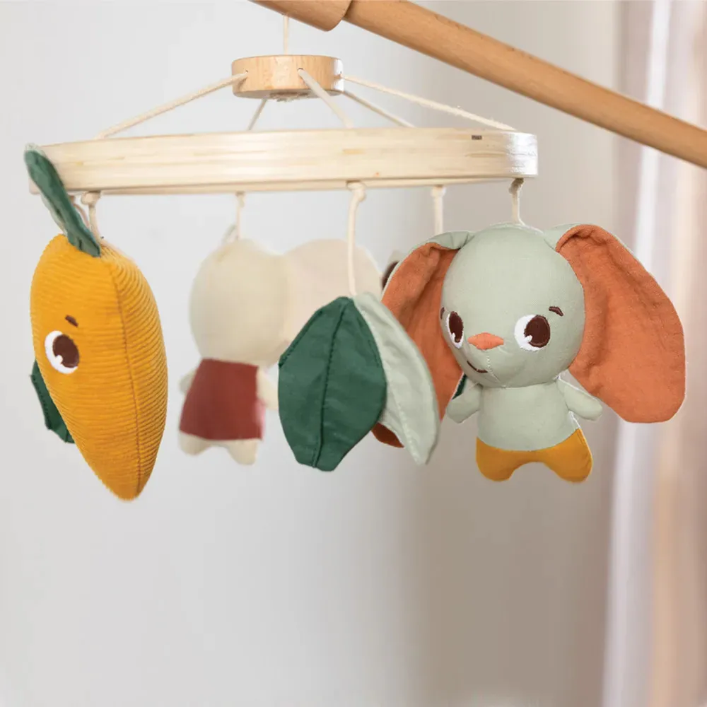 https://www.roshko.bg/media/catalog/product/cache/1/image/9df78eab33525d08d6e5fb8d27136e95/t/l/Tiny Love Еко Дървена въртележка Garden of Adventures.webp