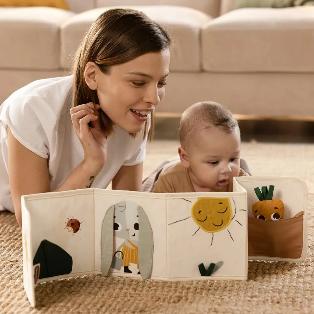 https://www.roshko.bg/media/catalog/product/cache/1/image/9df78eab33525d08d6e5fb8d27136e95/t/l/Tiny Love Мека двулицева книжка-обиколник от Еко серията Garden of Adventures.webp