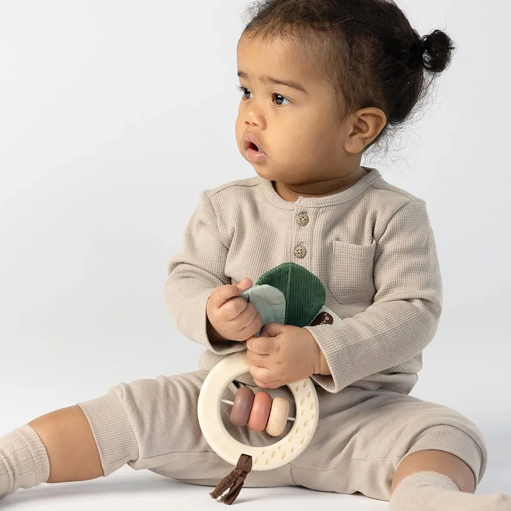 https://www.roshko.bg/media/catalog/product/cache/1/image/9df78eab33525d08d6e5fb8d27136e95/t/l/Tiny Love Дървена дрънкалка Цвекло от Еко колекция Garden of Adventures.webp