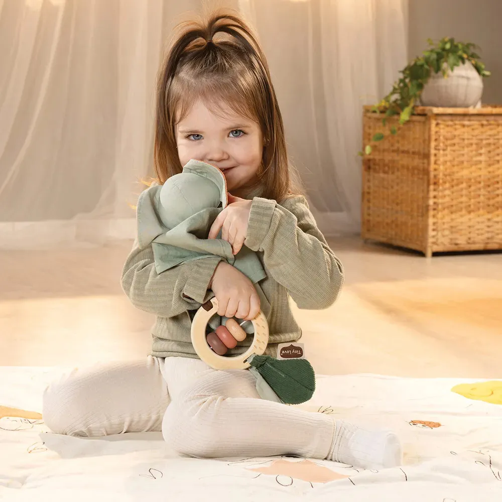 https://www.roshko.bg/media/catalog/product/cache/1/image/9df78eab33525d08d6e5fb8d27136e95/t/l/Tiny Love Еко Подаръчен комплект Garden of Adventures, 0м+.webp