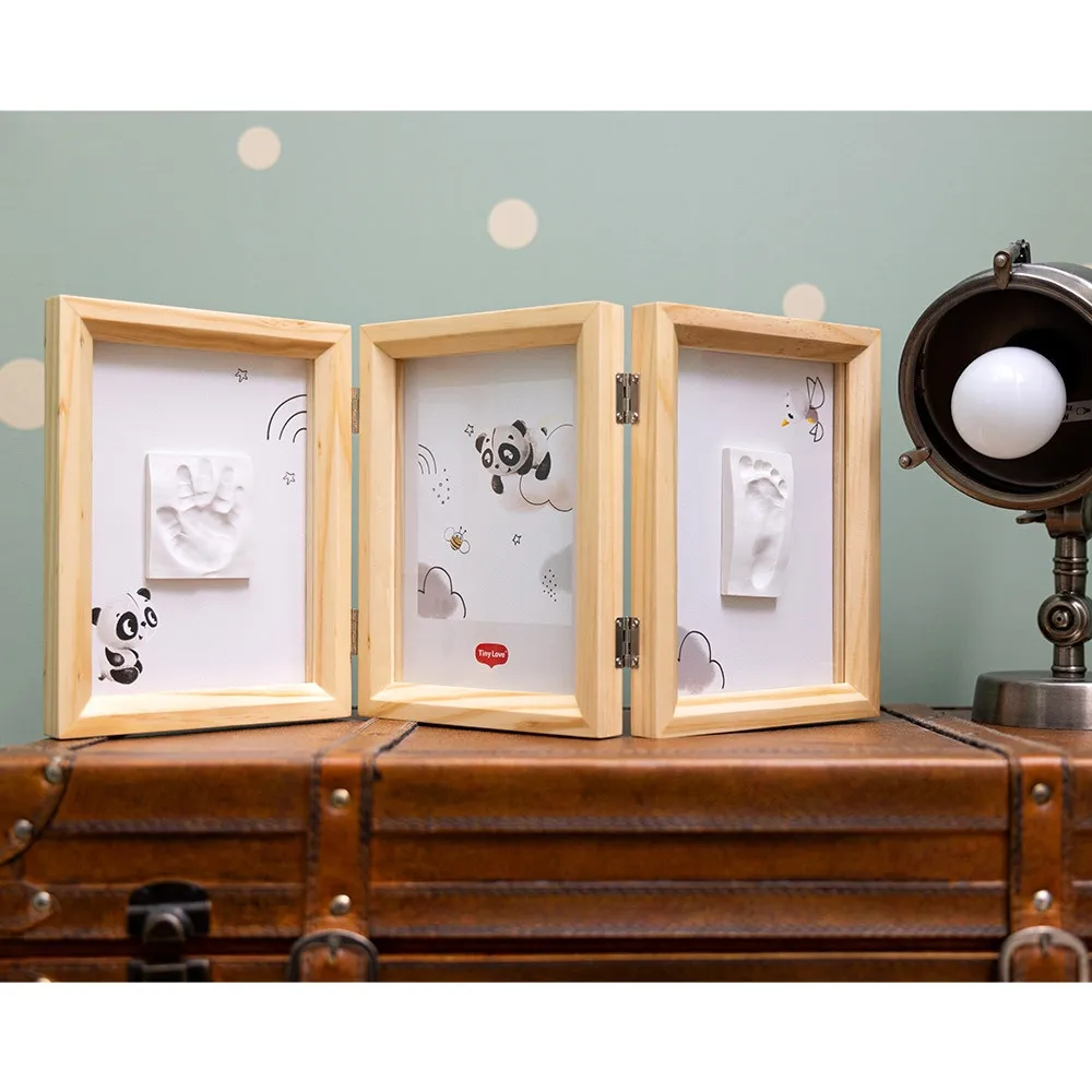 https://www.roshko.bg/media/catalog/product/cache/1/image/9df78eab33525d08d6e5fb8d27136e95/t/l/Tiny Love Дървена Рамка за 2 Отпечатъка и Снимка Tiny Creations.webp