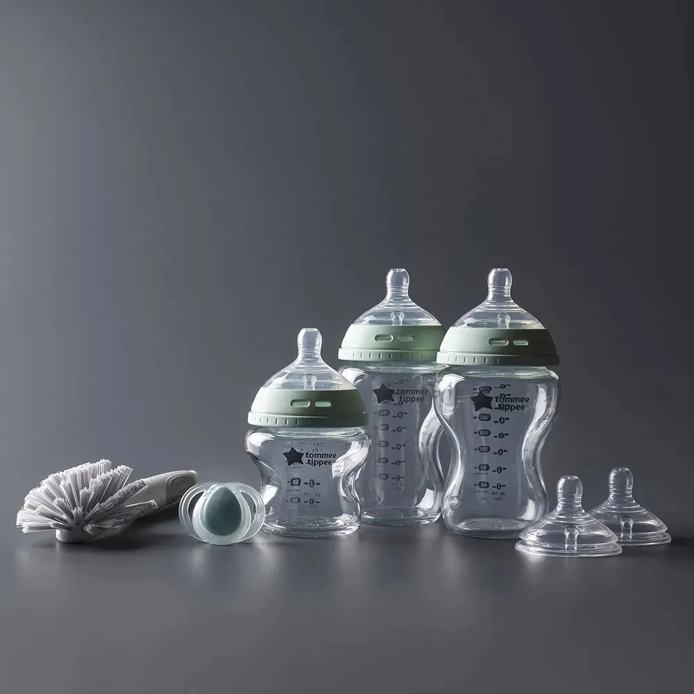 https://www.roshko.bg/media/catalog/product/cache/1/image/9df78eab33525d08d6e5fb8d27136e95/t/o/Tommee Tippee Комплект за новородено стъкло Natural Start.webp