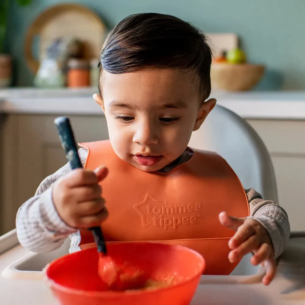 https://www.roshko.bg/media/catalog/product/cache/1/image/9df78eab33525d08d6e5fb8d27136e95/t/o/Tommee Tippee Мек силиконов лигавник Roll n Go.webp