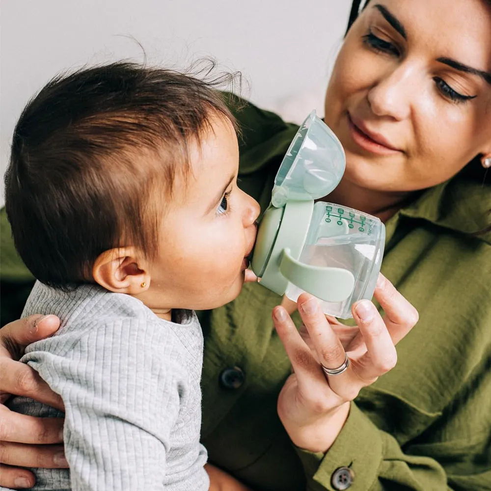 https://www.roshko.bg/media/catalog/product/cache/1/image/9df78eab33525d08d6e5fb8d27136e95/t/o/Tommee Tippee Неразливаща се чаша с мек накрайник и дръжки SoftSpout.webp