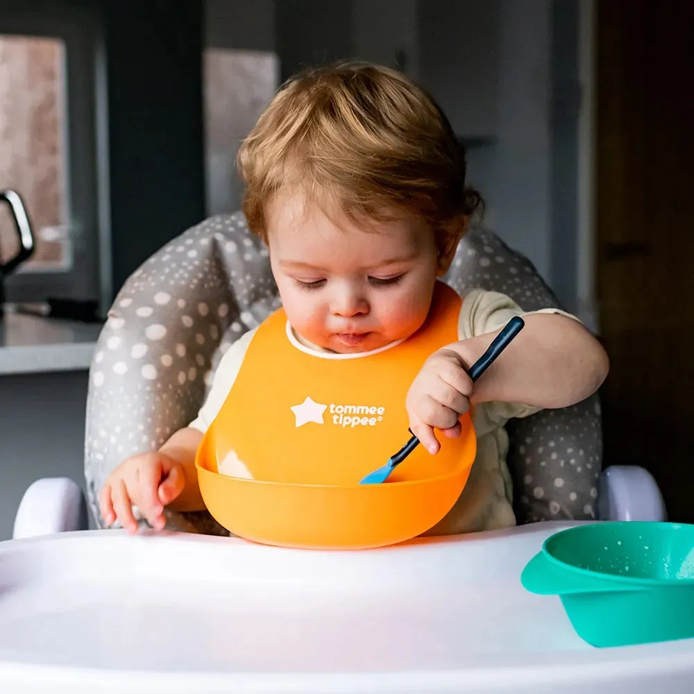 https://www.roshko.bg/media/catalog/product/cache/1/image/9df78eab33525d08d6e5fb8d27136e95/t/t/Tommee Tippee Мек и гъвкав лигавник с джоб Comfi Neck Bib.webp