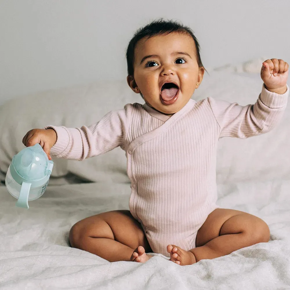 https://www.roshko.bg/media/catalog/product/cache/1/image/9df78eab33525d08d6e5fb8d27136e95/t/t/Tommee Tippee Неразливаща се чаша с мек накрайник и дръжки SoftSpout.webp
