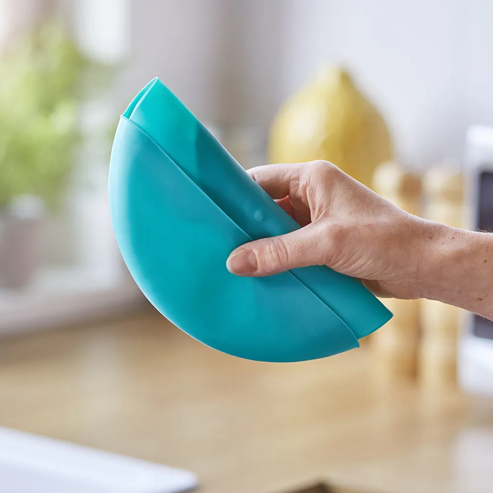 https://www.roshko.bg/media/catalog/product/cache/1/image/9df78eab33525d08d6e5fb8d27136e95/t/t/Tommee Tippee Мек силиконов лигавник Roll n Go, тюркоаз.webp