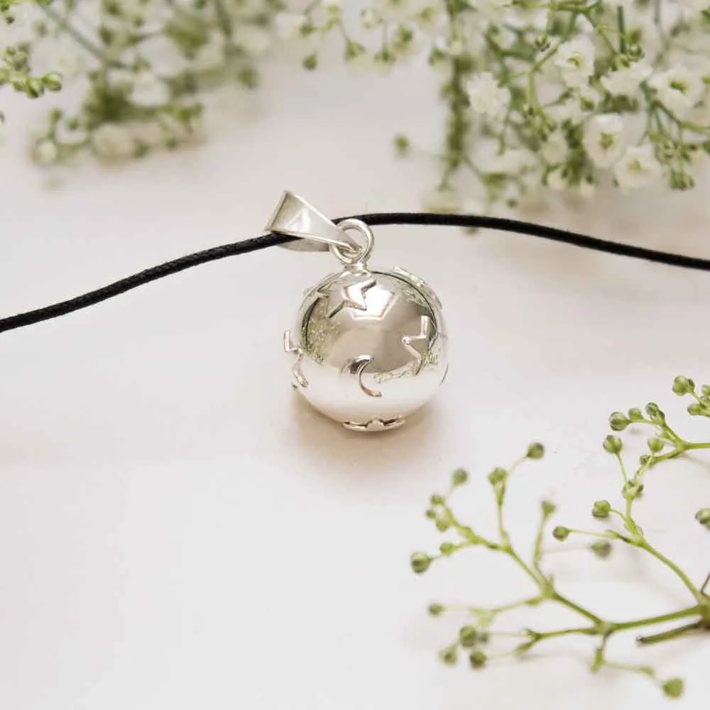 https://www.roshko.bg/media/catalog/product/cache/1/image/9df78eab33525d08d6e5fb8d27136e95/v/f/Bola медальон за бременни - Silver - Moon-Stars 2.webp