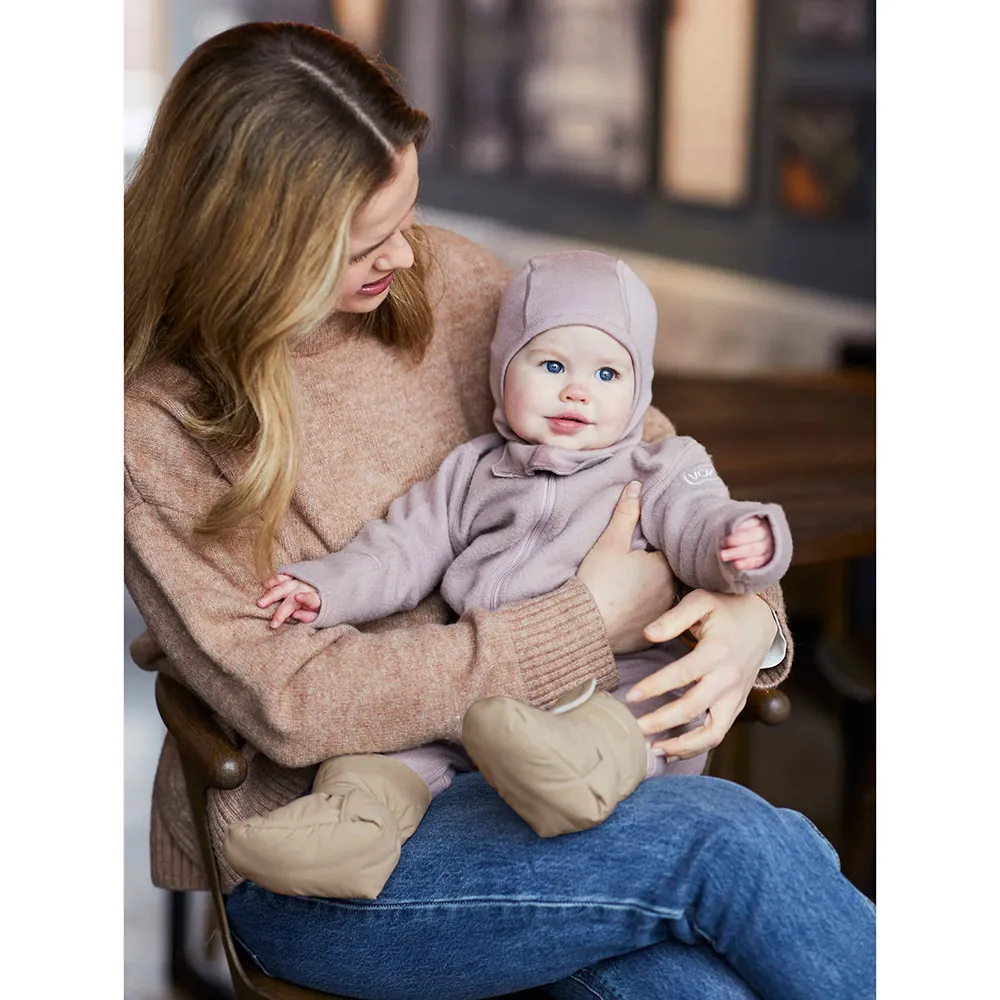 https://www.roshko.bg/media/catalog/product/cache/1/image/9df78eab33525d08d6e5fb8d27136e95/v/o/Voksi® Меки вълнени бебешки буйки, от 1 до 2 години - Dark Sand.webp