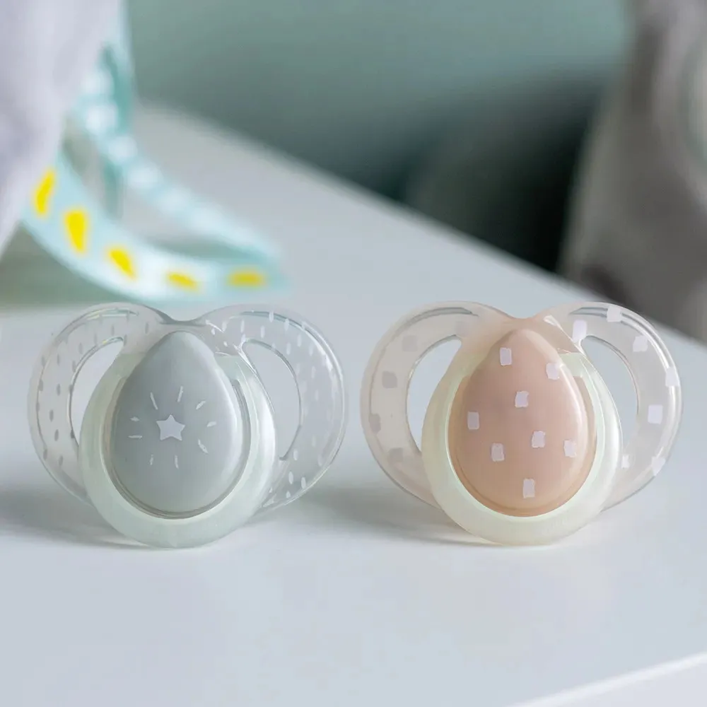 https://www.roshko.bg/media/catalog/product/cache/1/image/9df78eab33525d08d6e5fb8d27136e95/z/a/Tommee Tippee Ортодонтични залъгалки Night Time, 2 броя.webp